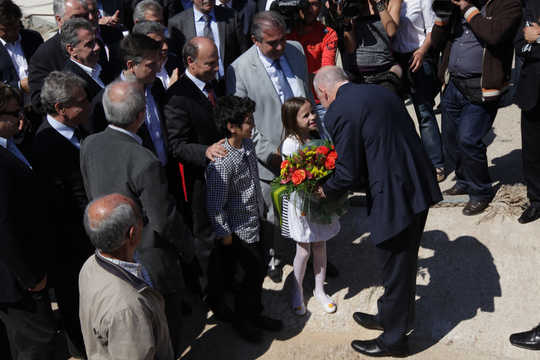 Περιγραφή: http://multimedia.papandreou.gr/photos1/hphoto/20110507/1304771611-30061.thu.med